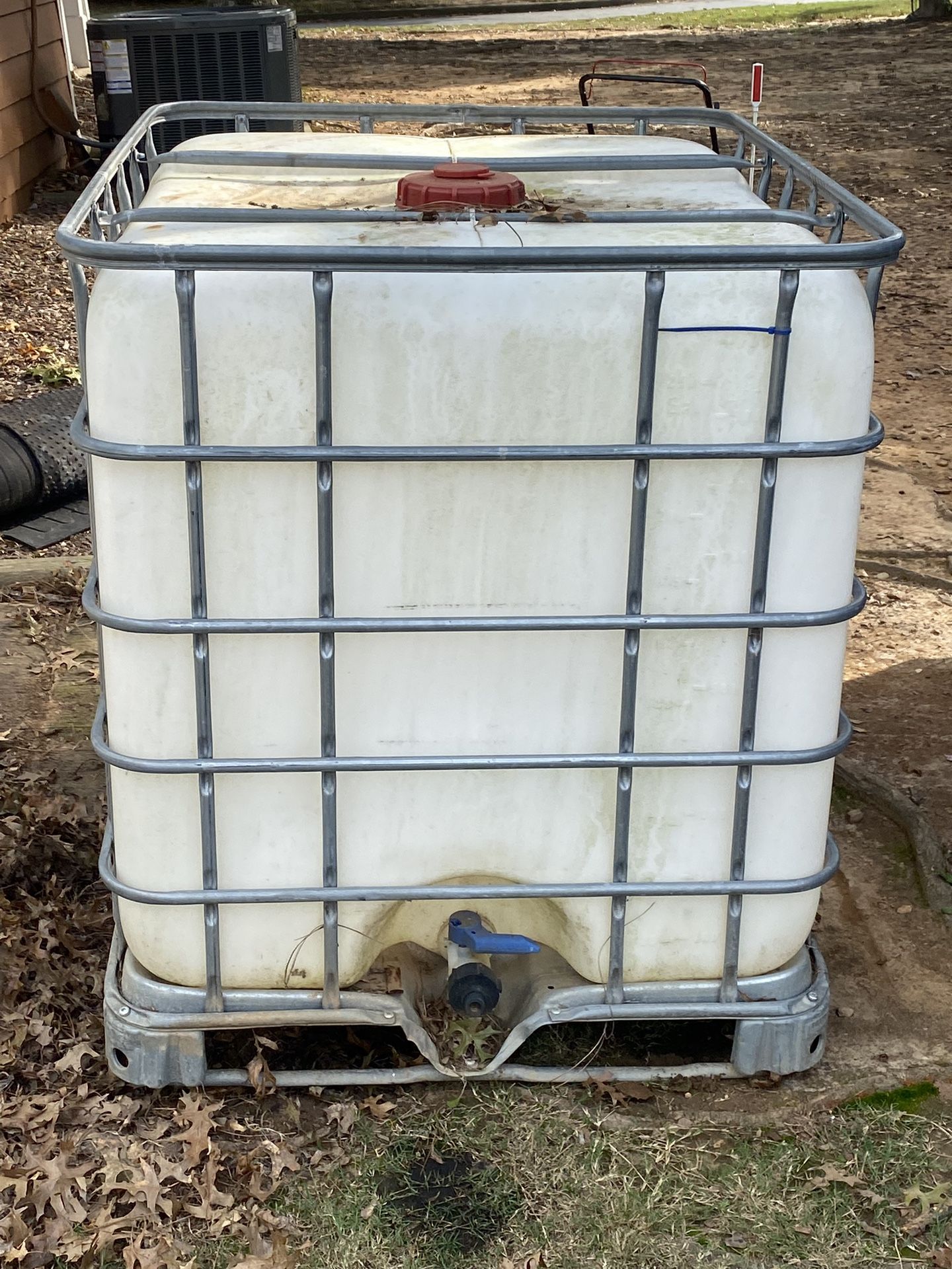 Water tank, pressure washing