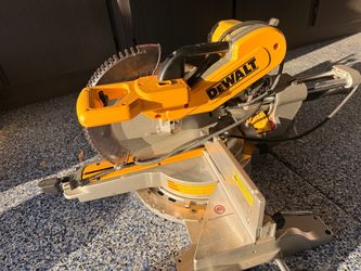 DEWALT Sliding Compound Miter Saw
