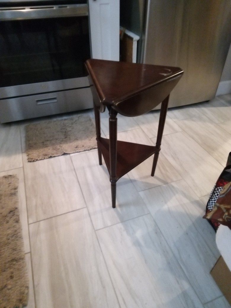 Round Table With 3 Drop Leaf