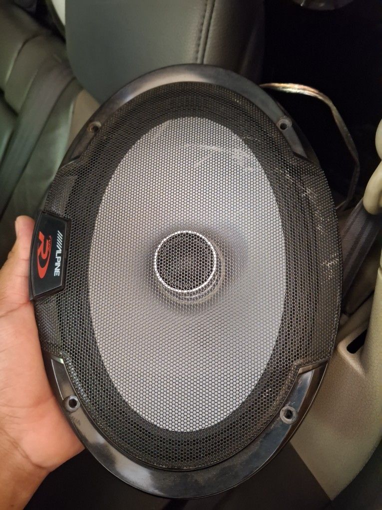 SE VENDEN 4 BOSINAS 6X9 MARCA ALPINE CON SUS COMPONENTES Y TAPAS TAMBIEN. PRECIO 220$ CALADOS