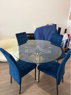 GLASS ROUND TABLE WITH CHAIRS