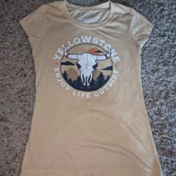 Yellowstone T-shirt - Size M 🐻