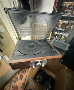 Jensen turntable with JVC speakers hardly used