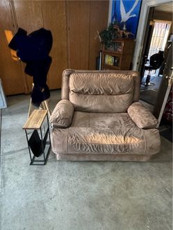 Great recliner with side table👍