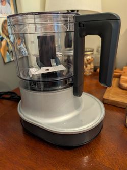 Brand new inbox never used Pampered Chef Small Electric Food Chopper with Clear Bowl
