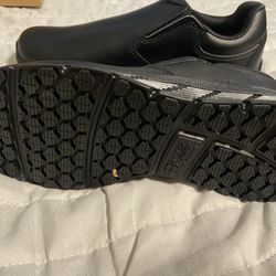 Zapatos Nuevos Antideslisante Para Trabajo Un Par De Hombre Y Otro De Mujer Estan nuevos