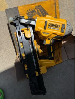 DEWALT 20V MAX XR 21 Degree Cordless Framing Nailer DCN21PL