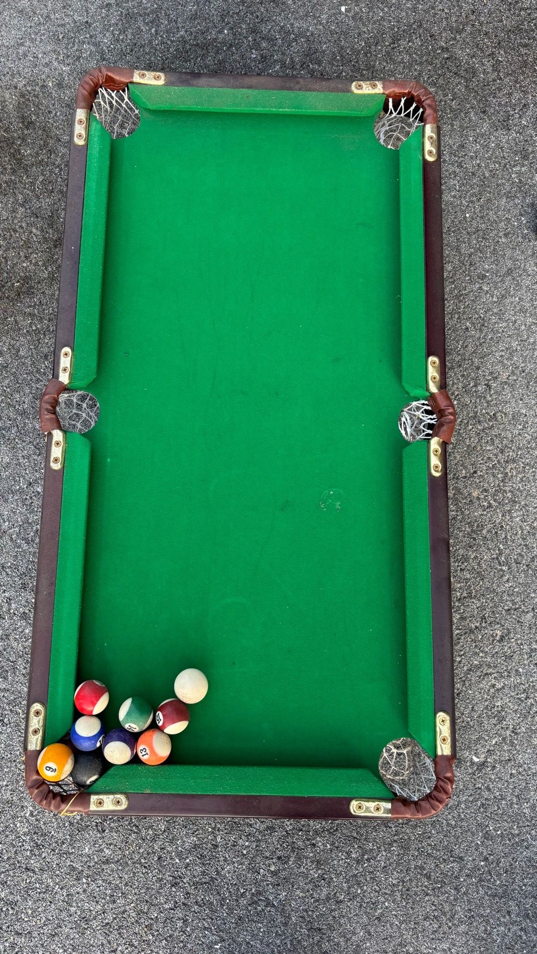 Mini pool table