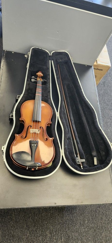 Scherl and Roth R101E4 2015 4/4 Student Violin with Case and Bow
