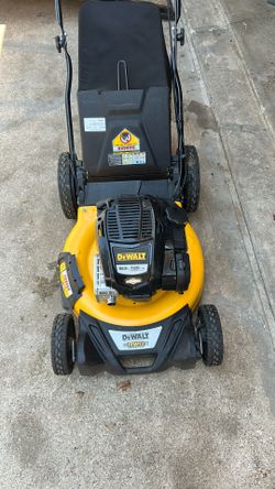 DEWALT 3-in-1 Gas Self-Propelled Mower 21" 163cc Briggs + Stratton Engine