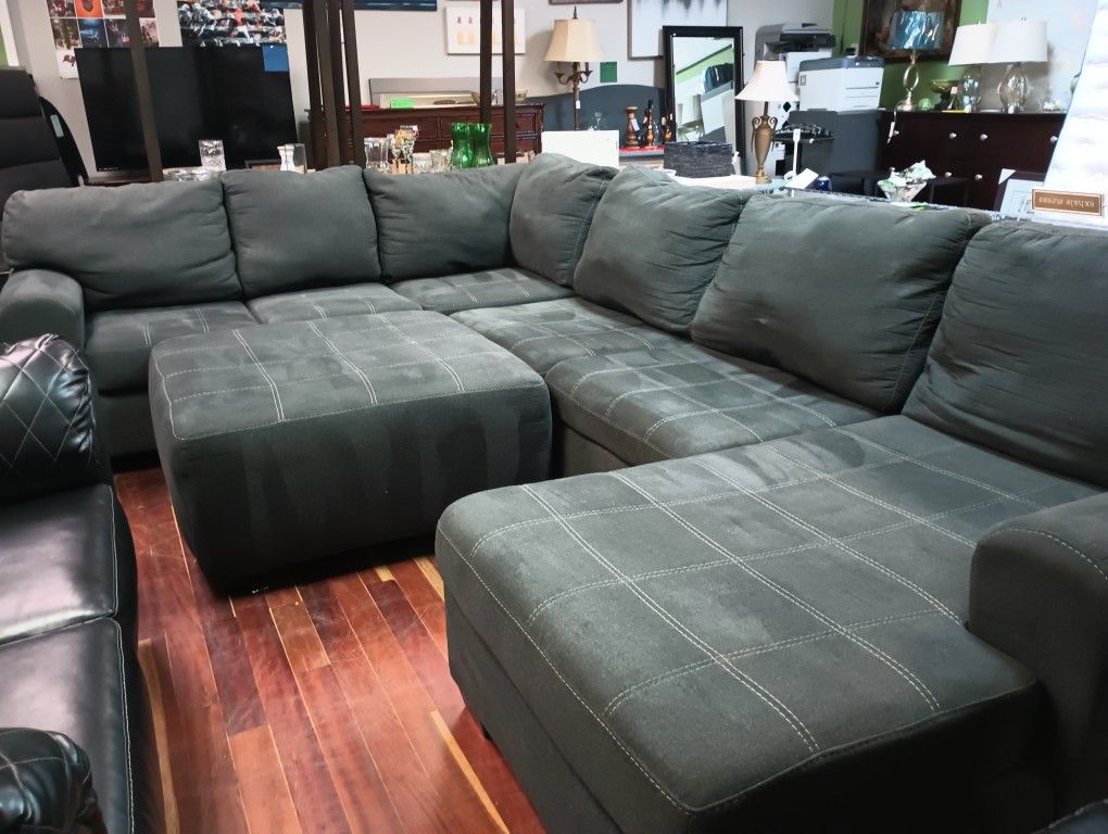 Large 3-Piece Sectional Chaise and Ottoman - Gray

