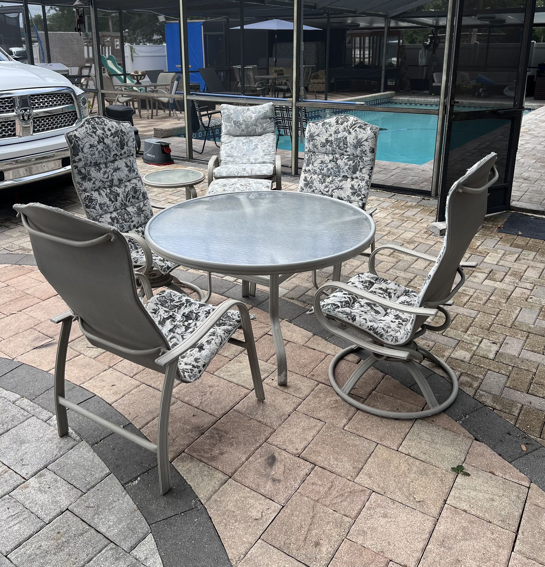 Beautiful 8-piece aluminum patio set in excellent condition. I can deliver for an additional cost.