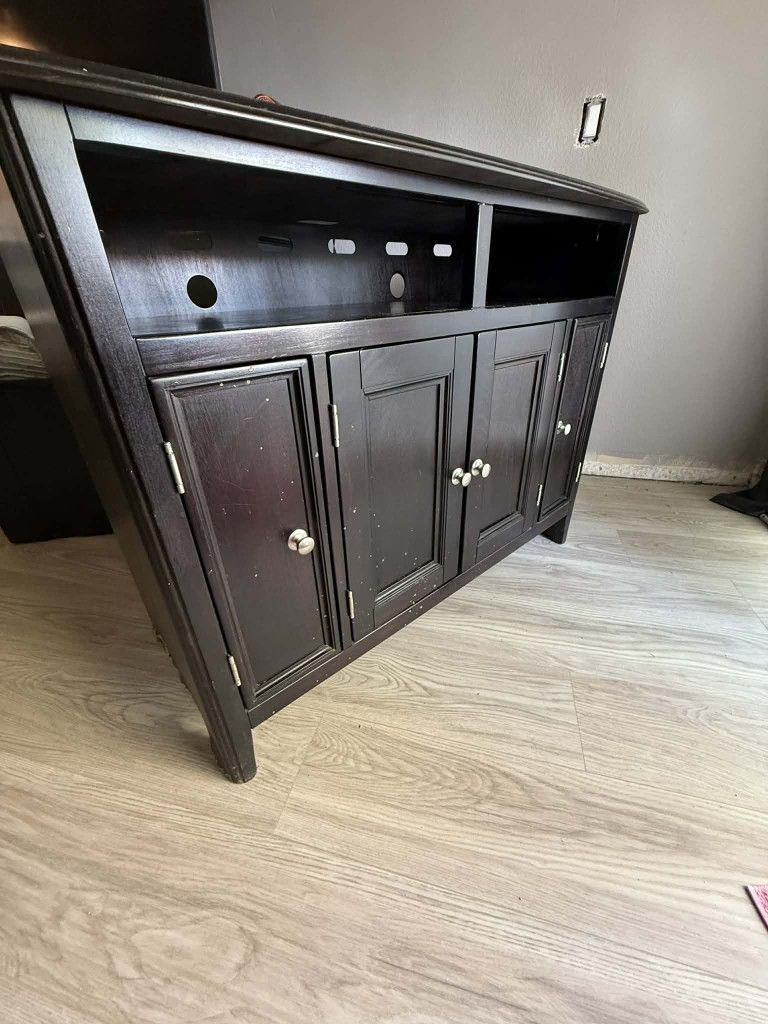 Black Tv Stand 42x19 (Send Me Your Offer )