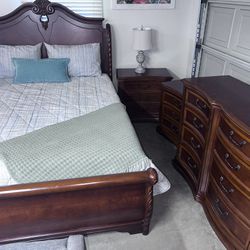 Queen size bed set. Bed with excellent memory foam  mattress two nightstands and dresser. Hablo Español Y Hago Entrego