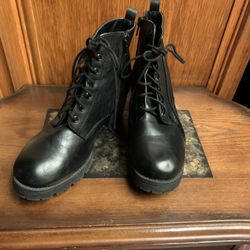 Women’s black boots size 8 1/2