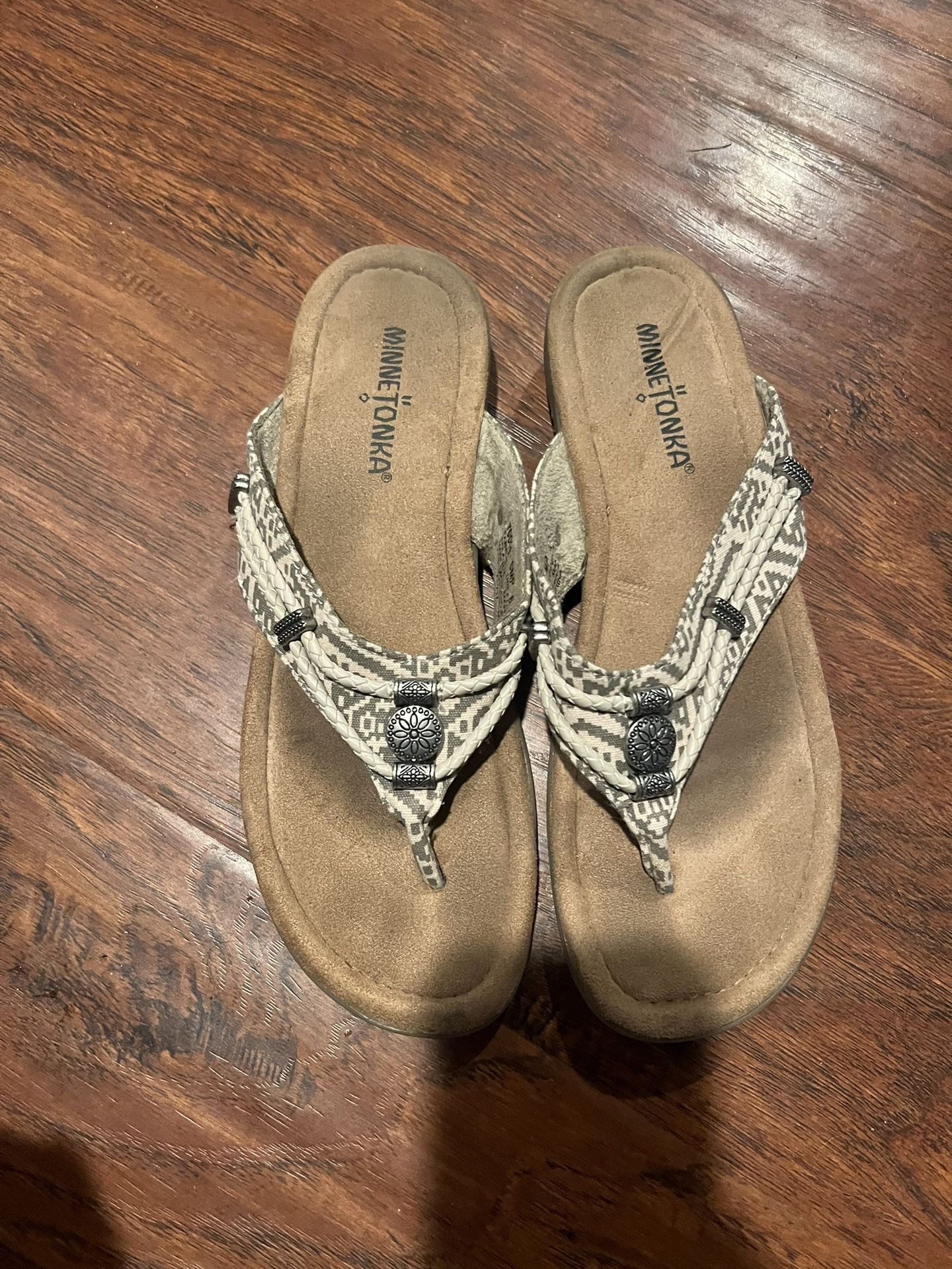 Minnetonka sandals size 8