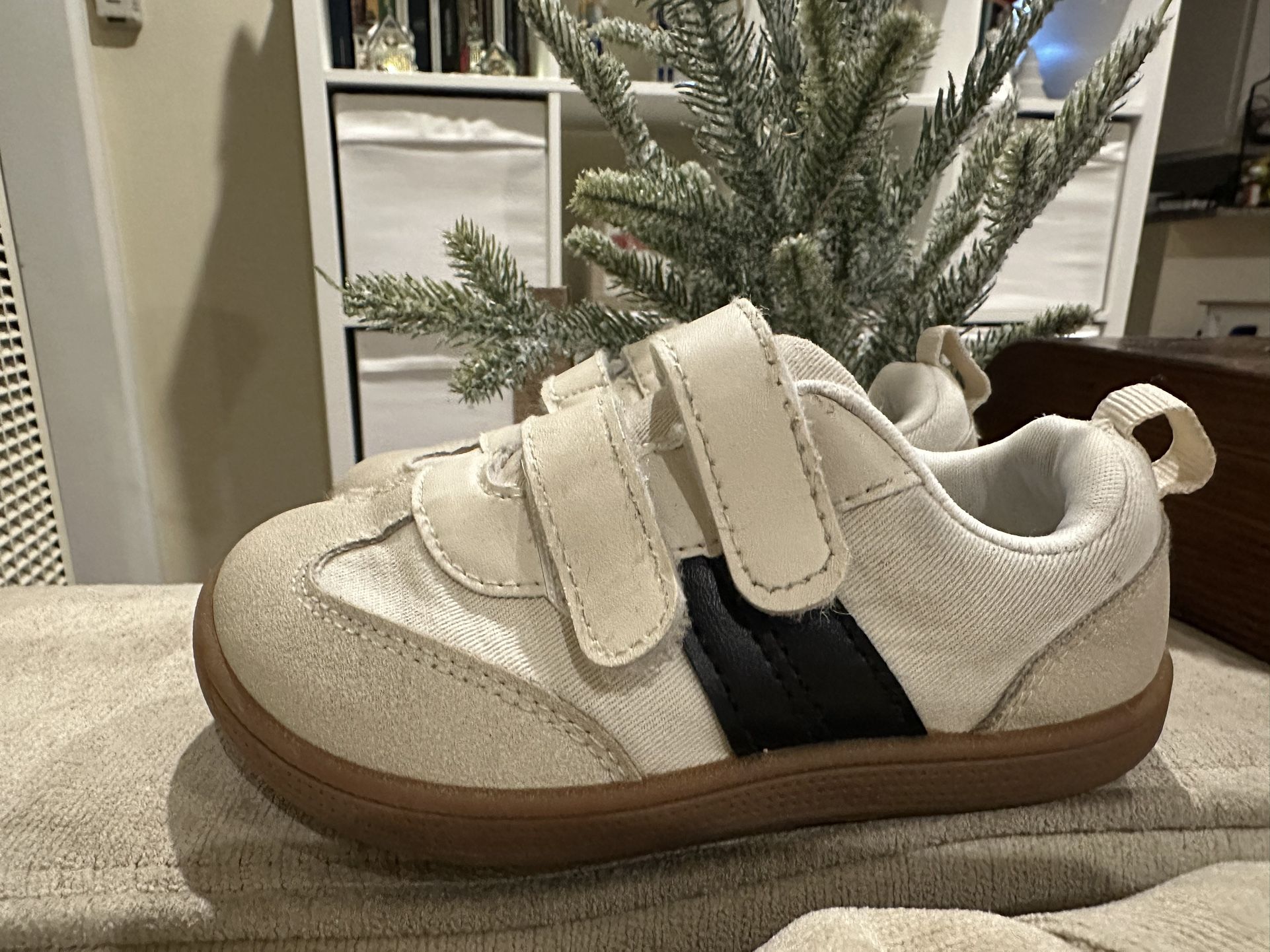 Tenis/shoes for toddler size:8