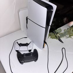 PS5 + 2 Controllers