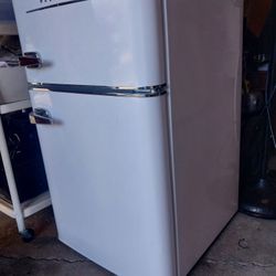 RETRO MINI FEIDGE LIKE NEW ONLY USED FEW MONTHS WORKS EXCELLENT, I WILL HAVE IT PLUGGED SO YOU CAN SEE IT WORK IF YOU ARE INTERESTED? 