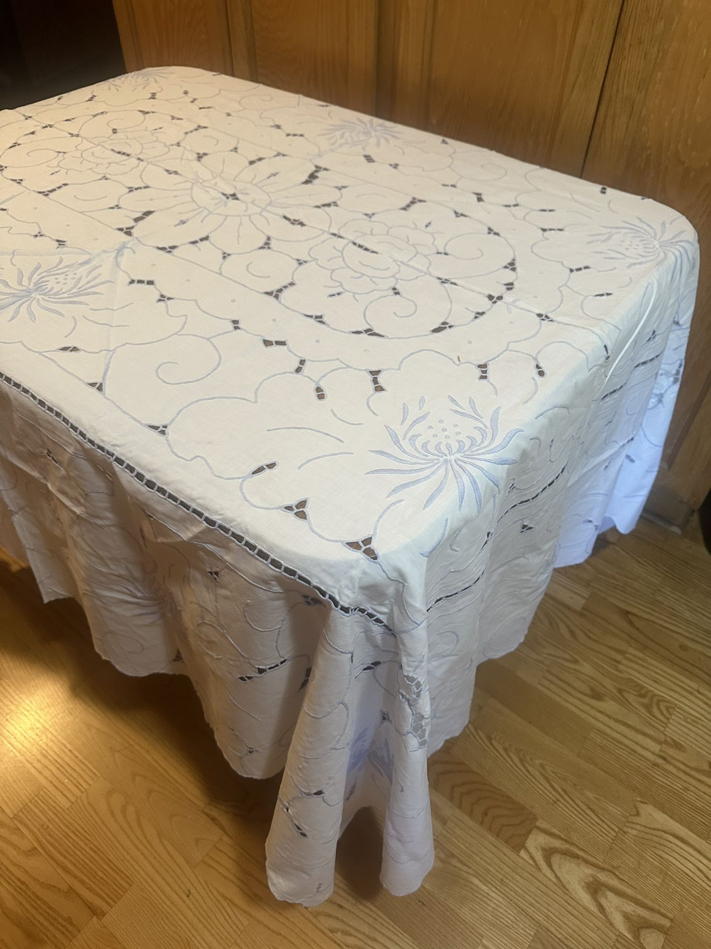 Beautiful Vtg Madeira Hand Embroidered Flowered Tablecloth...