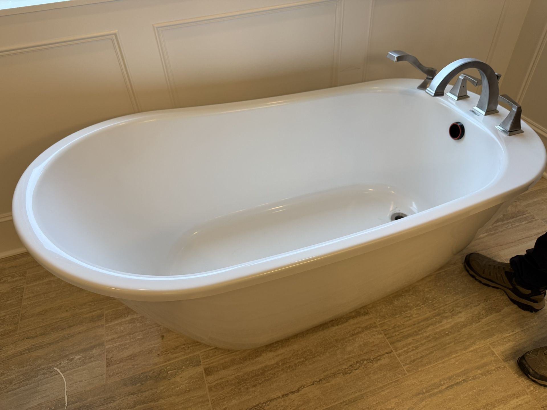 Maax Fiberglass Bath Tub 