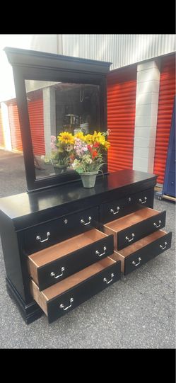 Modern solid wood black long dresser with big mirror. Drawer sliding smoothly