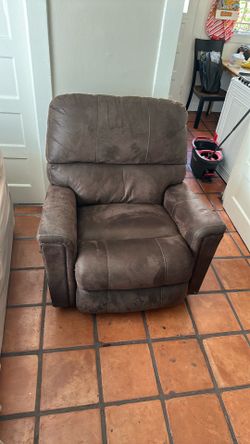 It is a manual reclining sofa. It is in very good condition. It is very soft. It has been used very little. If you are interested, it is available.