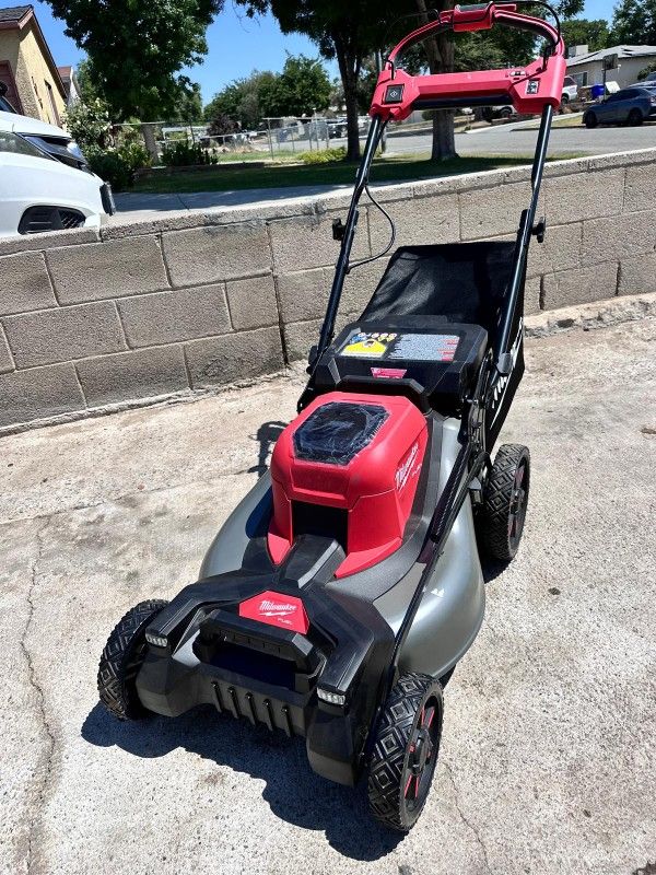 MilwaukeeM18 FUEL Brushless Cordless 21 in. Walk Behind Dual Battery Self Propelled Mower (Tool Only) no batería 🔋 no cargador