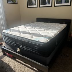 Queen Size DreamCloud Mattress + Box Spring + Comfort Pad – Excellent Condition