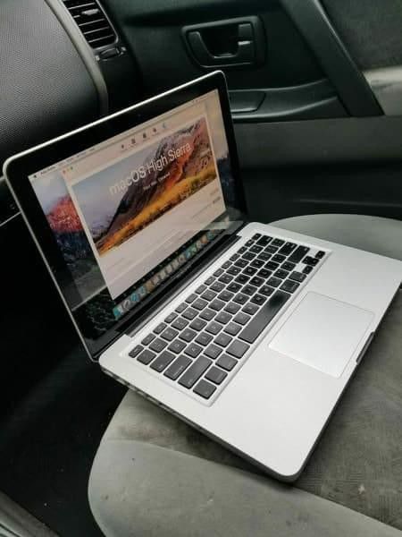 Excelente 17 inch Apple Macbook Pro Laptop Computer in perfect condition with Programs