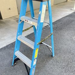 Step Ladder Warner Fiberglass 4 Foot