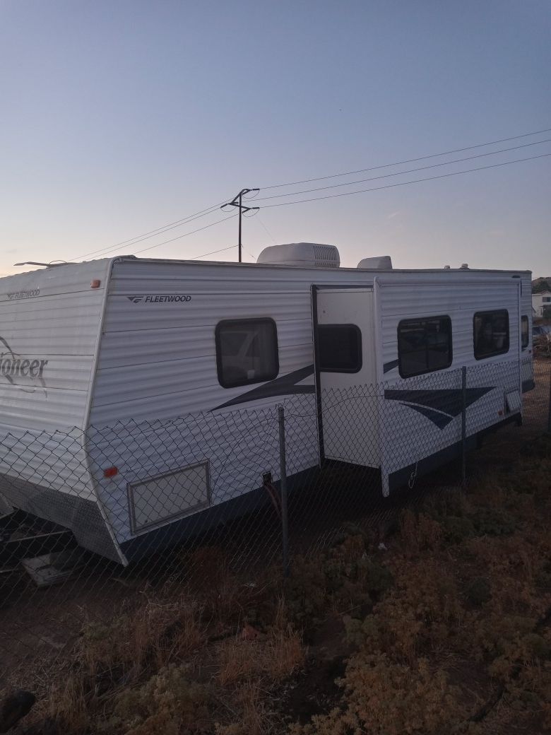 2006 camper pioneer clean title in good condition