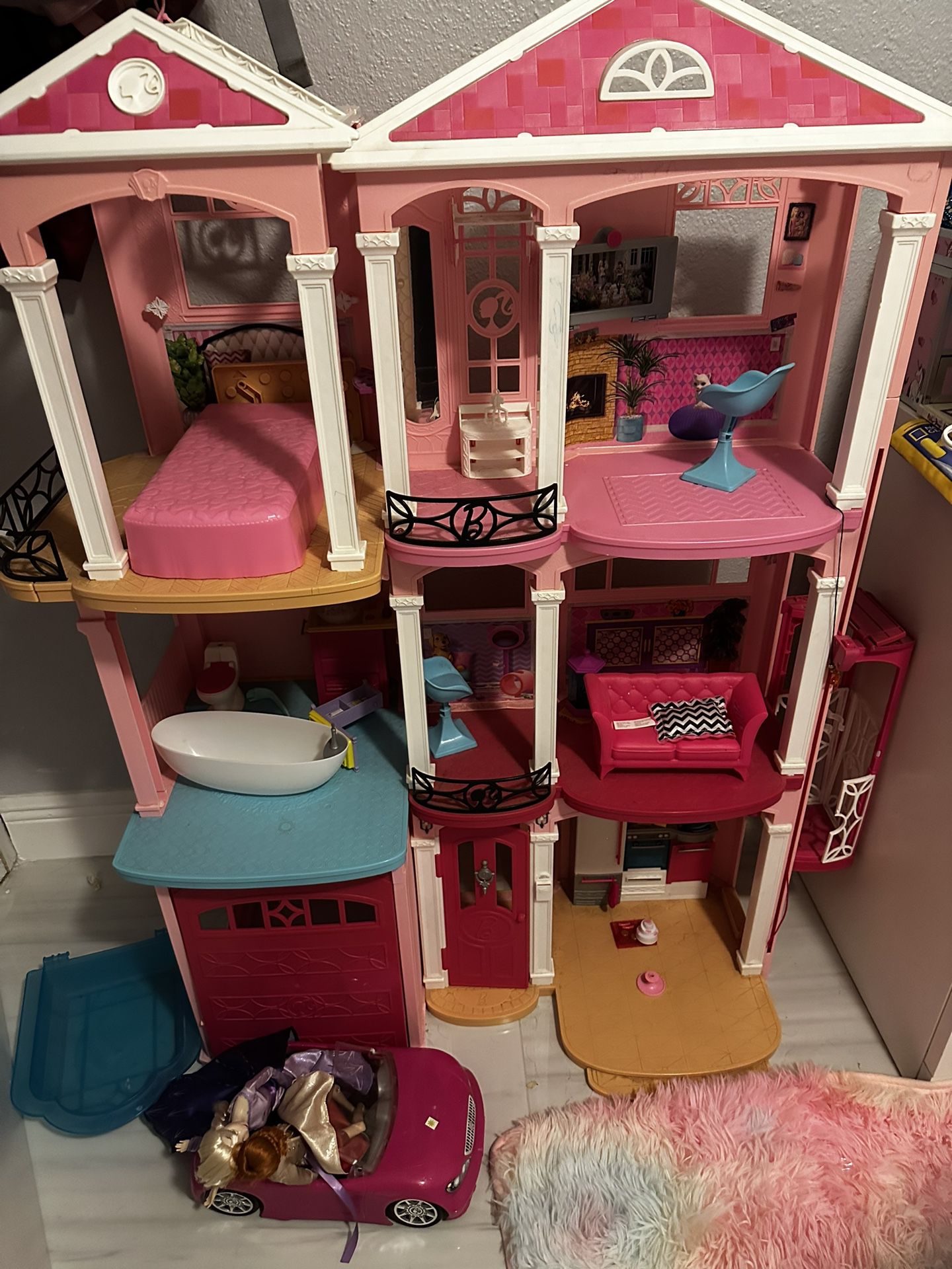 Barbie Dream House With Dolls And Clothes