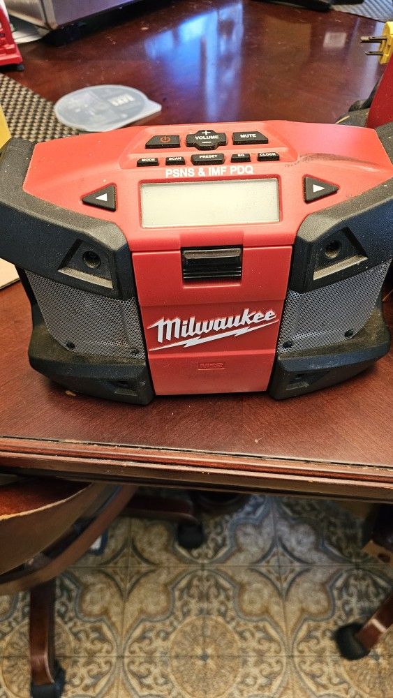 Milwaukee M12 RADIO Model 2590