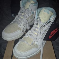 AIR JORDAN 1 HIGH,NIKE DUNKS, AIR FORCE 1.