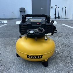 DeWalt 6 Gallon 165 PSI Pancake Air Compressor – 2.6 SCFM | 75.5 dBA | Portable | DWFP55126