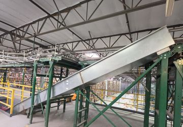 Conveyor Transfer Chute 30' x 24" wide WILL TRADE FOR 2 PALLET JACKS
