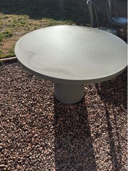 Solid round commercial table (6 metal chairs)
