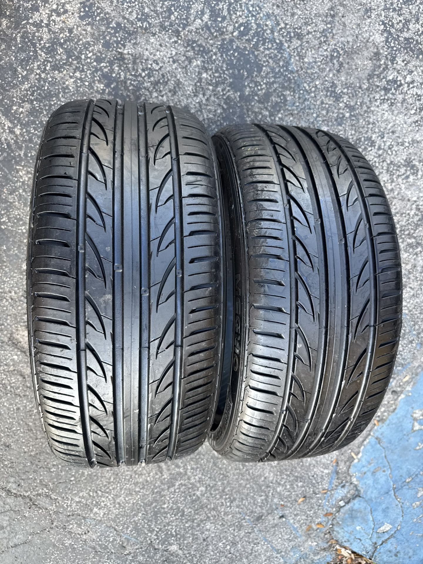 Set of 2 Nice Tires 225/40/18 ( We Install & Balance)
