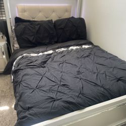 Full size black bed comforter with 2 pillow cases 12$ obo
