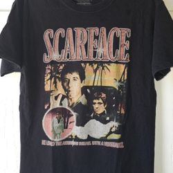 American Classics 'Scarface' T-shirt Size M
Excellent condition 
Pre-owned 
No rips or stains 
Pick up only 
I'm approximately five minutes away from 
