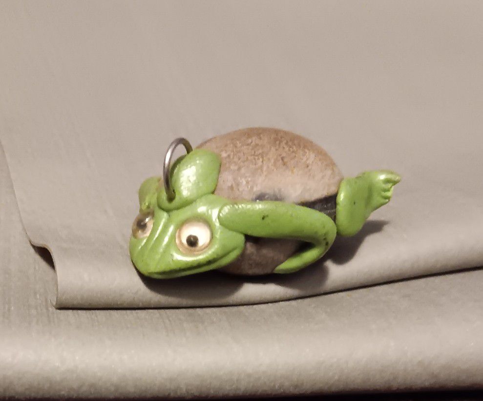 Deers Eye (Ojo De Venado) Frog Pendant