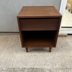 Cute mid-century 1 drawer nightstand end/side table 