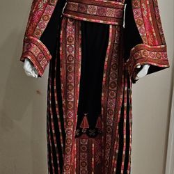 Traditional Palestinian thoub ,comes with a belt 