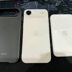 iPhone 17 Air – Gold – Like New – Bundle Deal