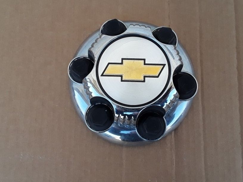 Auto Parts 2001 To  2007 Chevy Pickup Truck 6 Lug Center Cap OEM Like New.  