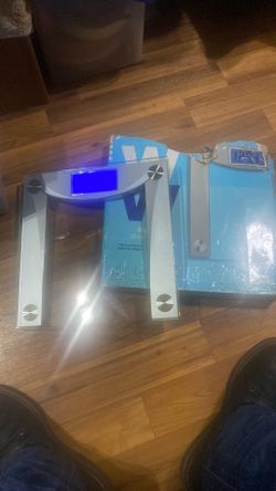 This Conair Weight Watchers Digital Glass Scale (model WW202) features a 400 lb capacity and a high-visibility, backlit LCD display.The scale platform