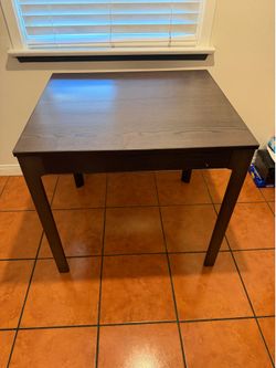 Expanding dining table