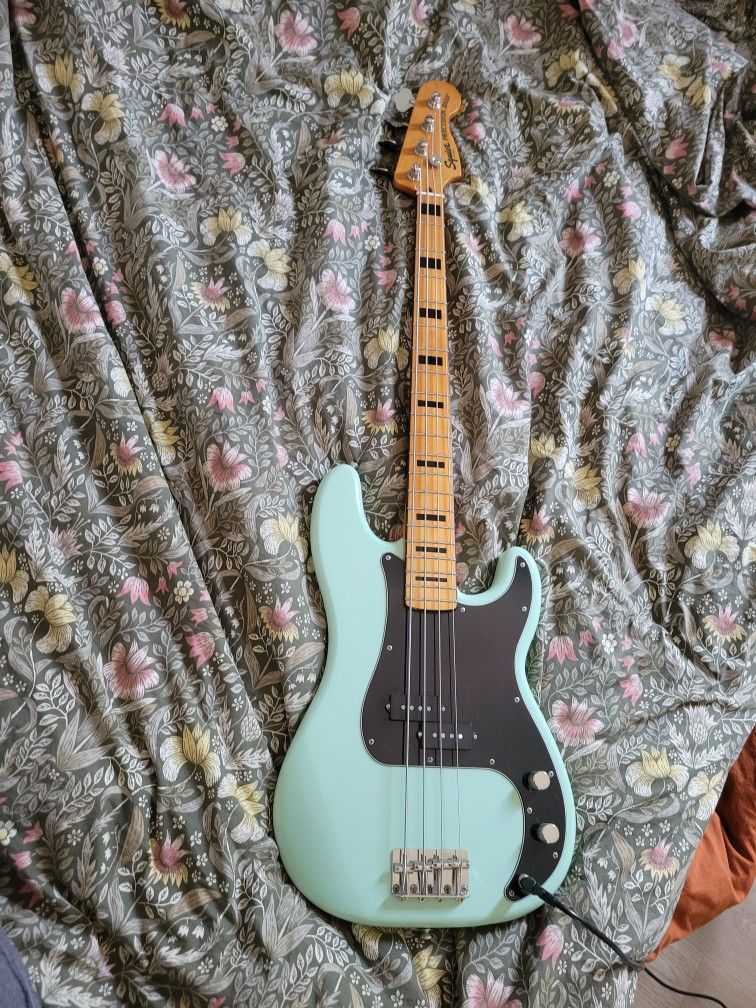 Squier Classic Vibe Precision Bass Surf Blue