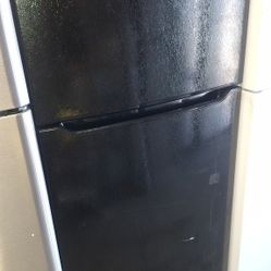 05/24.  APARTMENT REFRIGERATOR (DELIVERED)